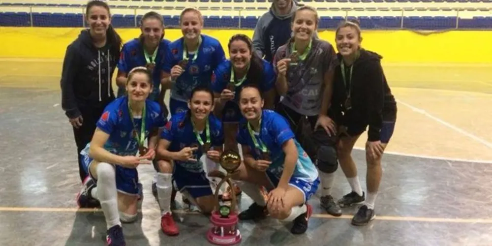 Imagem ilustrativa da imagem Futsal Feminino conquista 3º lugar na Copa AMCG e está em 2º no Paranaense