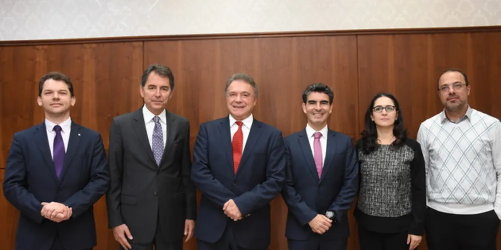 Antônio César Bochenek, Friedmann Anderson Wendpap, Alvaro Dias, Fabricio Bittencourt da Cruz, Patricia Panasolo e Leonardo Castanho Mendes

Foto 2:  Antônio César Bochenek, Friedmann Anderson Wendpap, Alvaro Dias, Fabricio Bittencourt da Cruz, Patricia Panasolo e Leonardo Castanho Mendes