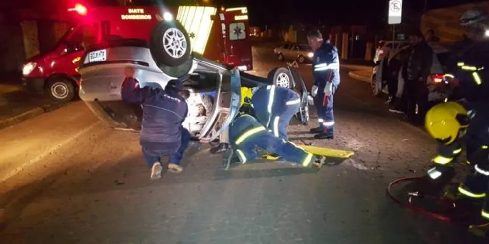 Imagem ilustrativa da imagem Carro capota após bater em veículo estacionado