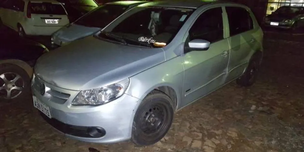 Imagem ilustrativa da imagem Ladrões ‘depenam’ carro furtado e abandonam veículo