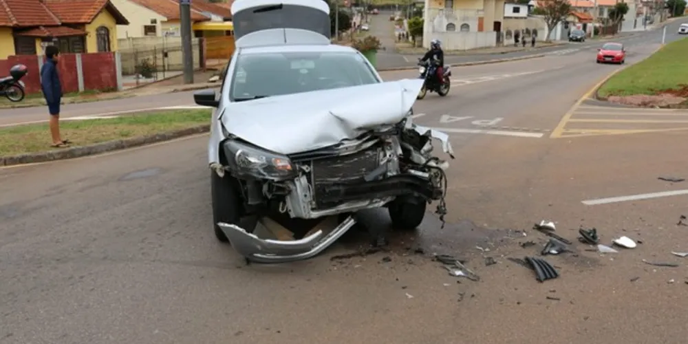 Imagem ilustrativa da imagem Carro cruza preferencial e causa acidente em Uvaranas