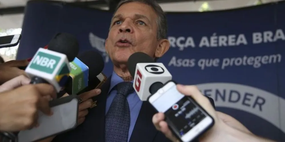 O ministro da Defesa, Joaquim Silva e Luna, falou à imprensa após cerimônia de assinatura do Programa Estratégico de Sistemas Espaciais
