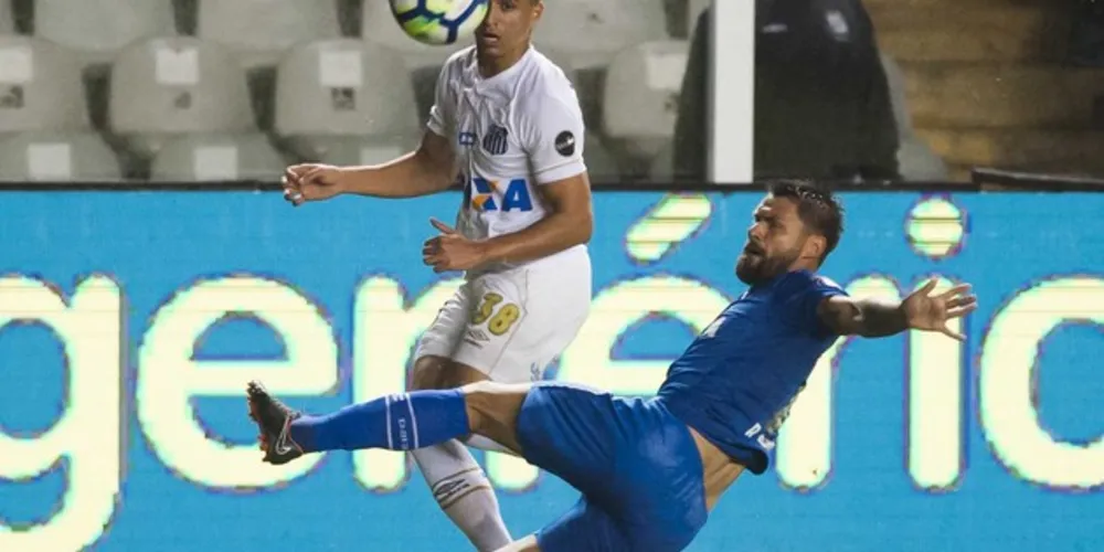 Imagem ilustrativa da imagem Na estreia de Cuca, Santos perde para o Cruzeiro