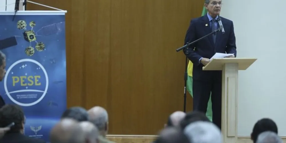 O ministro da Defesa, Joaquim Silva e Luna, discursa na cerimônia de assinatura do Programa Estratégico de Sistemas Espaciais (PESE). 