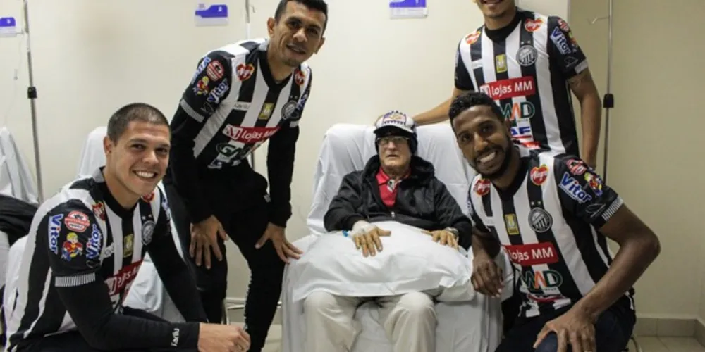 Os atletas Sosa, Peixoto, Chicão e Robinho conversaram e cantaram músicas com os pacientes.