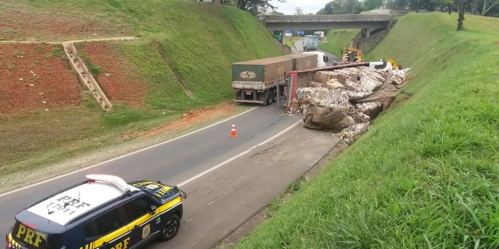 Imagem ilustrativa da imagem Caminhão tomba e motorista fica ferido na BR-373