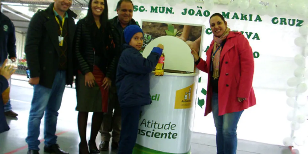 Imagem ilustrativa da imagem Educação e Sicredi ampliam parceria para reciclagem de óleo