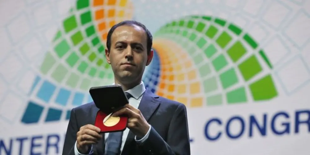 O matemático iraniano Caucher Birkar recebe nova medalha Fields, no Congresso Internacional de Matemática, após ter sua medalha furtada minutos depois de recebê-la no evento realizado no Riocentro