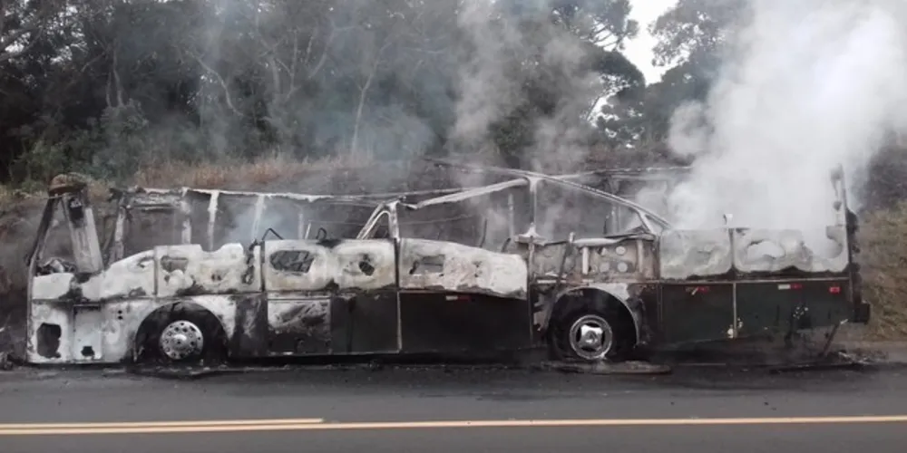 Imagem ilustrativa da imagem Ônibus pega fogo na rodovia em Teixeira Soares