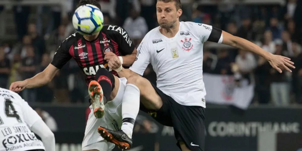Imagem ilustrativa da imagem Jogando em casa, Corinthians fica no 0 a 0 com Atlético-PR