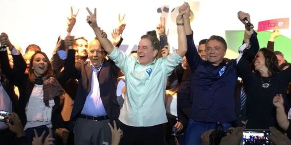 Podemos confirma Álvaro Dias (de camisa azul) como candidato a presidente da República