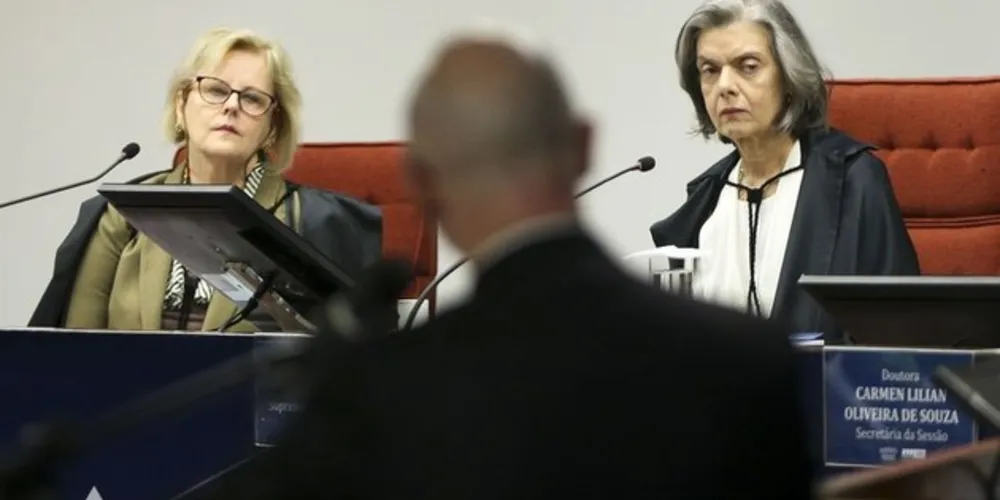 A ministra Rosa Weber e a presidente do Supremo Tribunal Federal (STF), Cármem Lúcia, ouvem convidado na última audiência pública sobre descriminalização do aborto