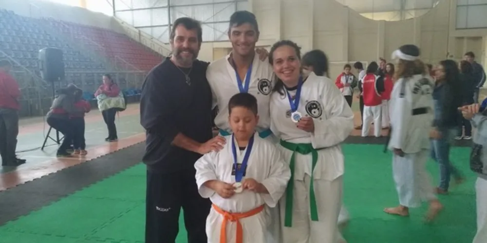 Imagem ilustrativa da imagem Equipe de PG conquista ouro em competição de Taekwondo