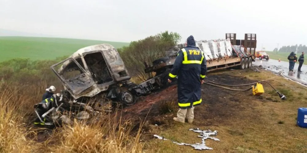 Caminhão e carro pegaram fogo após o acidente
