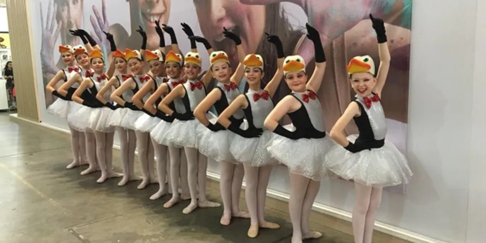 REGISTRO - Recentemente, a Angellus Academia de Dança, participou do Festival de Dança de Joinville. No registro, as alunas, Valentina Ferraz, Vitória Broch, Sofia Peres, Flávia Sharan, Isabela Stuart, Maria Luiza Dias, Helena Pavesi, Ana Júlia Maron, Valentina Degraf, Gabriela Brito, Izabela Cray, Maria Fernanda Madureira, que abrilhantaram o festival com uma coreografia de Olinka Dallabona.