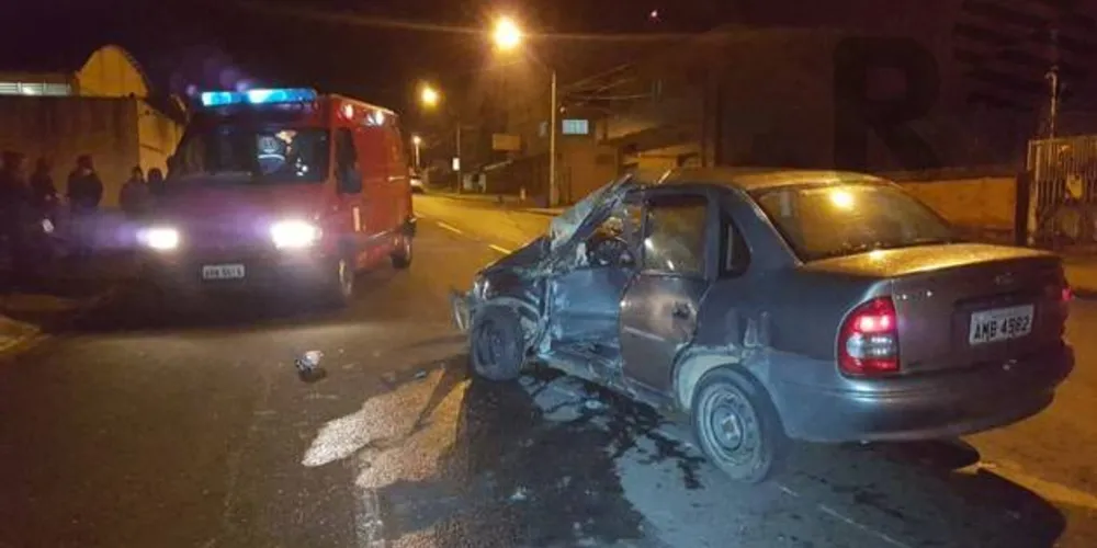 Imagem ilustrativa da imagem Carro fura preferencial e é atingido por ônibus