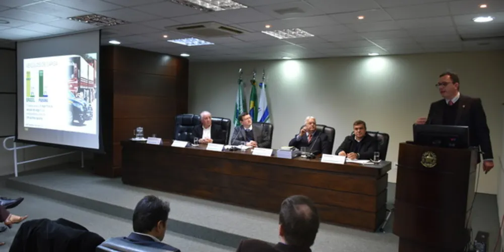 Imagem ilustrativa da imagem PRF participa de debate sobre o trabalho dos caminhoneiros