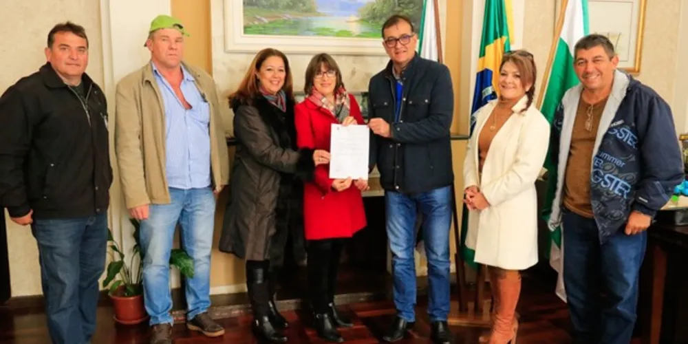 Imagem ilustrativa da imagem Tibagi recebe entrega de ambulâncias e motoniveladora