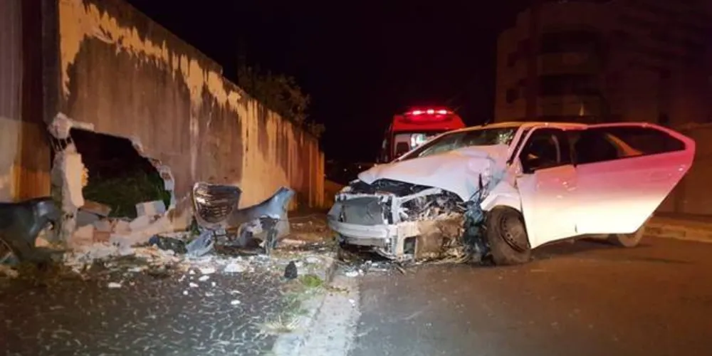 Imagem ilustrativa da imagem Carro destrói muro de terreno e mulher fica ferida