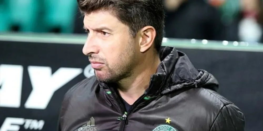 Imagem ilustrativa da imagem Eduardo Baptista é demitido do Coritiba após empate