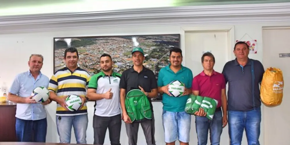 Imagem ilustrativa da imagem Escolinhas de Carambeí são contempladas com kit esportivo