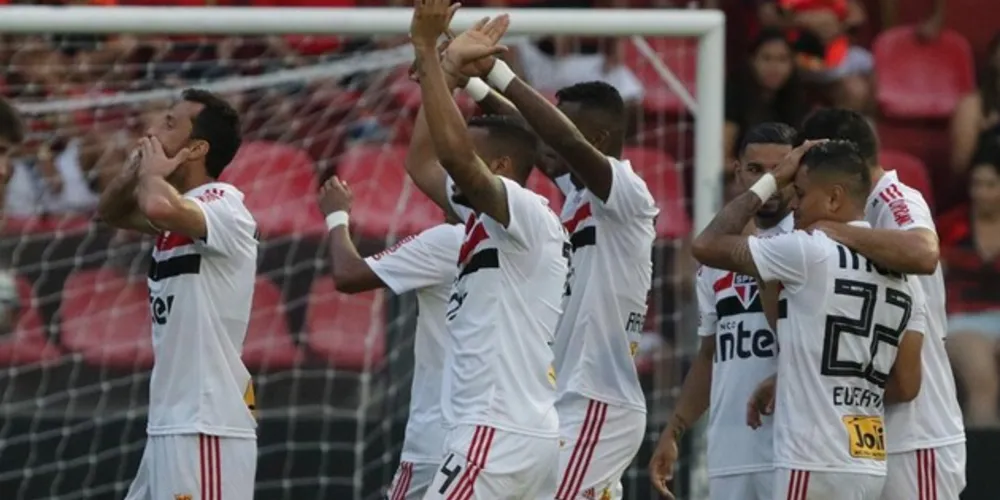 Imagem ilustrativa da imagem São Paulo vence Sport e segue na liderança