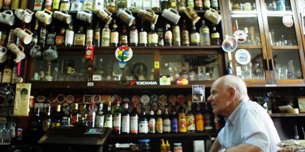 Foto mostra Tito no balcão da choperia, uma das mais tradicionais do PR