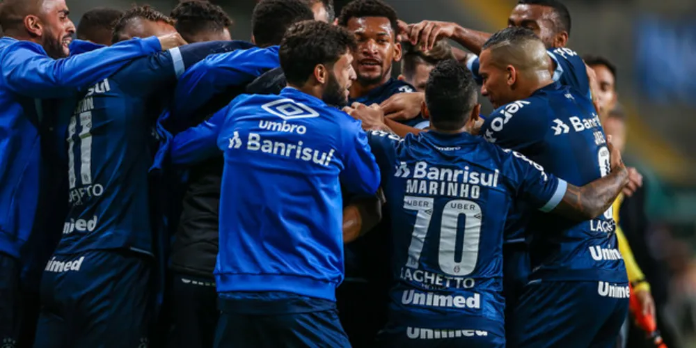 Imagem ilustrativa da imagem Grêmio bate o Vitória e sobe para terceiro lugar