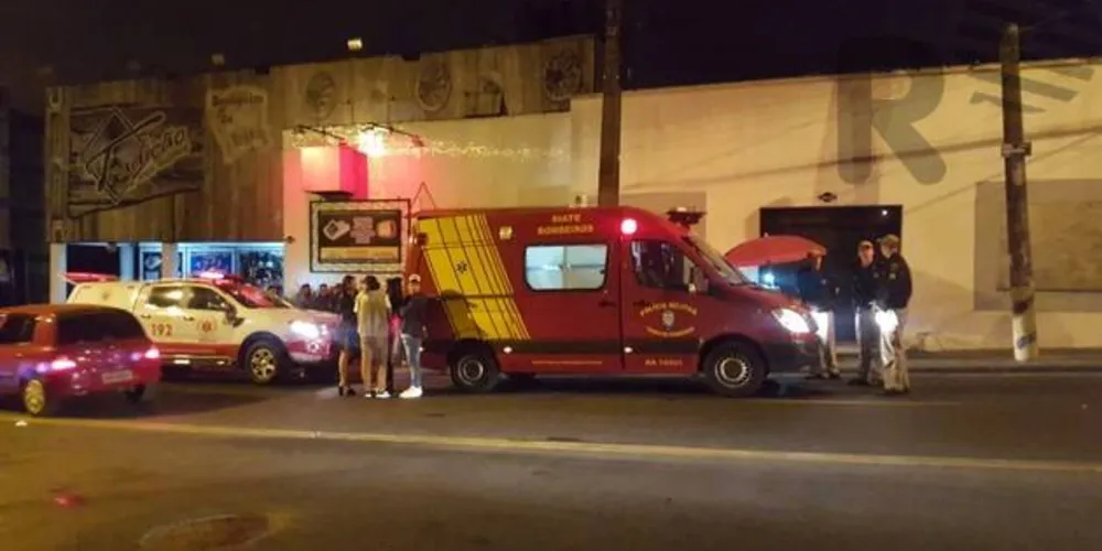 Imagem ilustrativa da imagem Mulher leva tiro no abdômen em frente a casa noturna