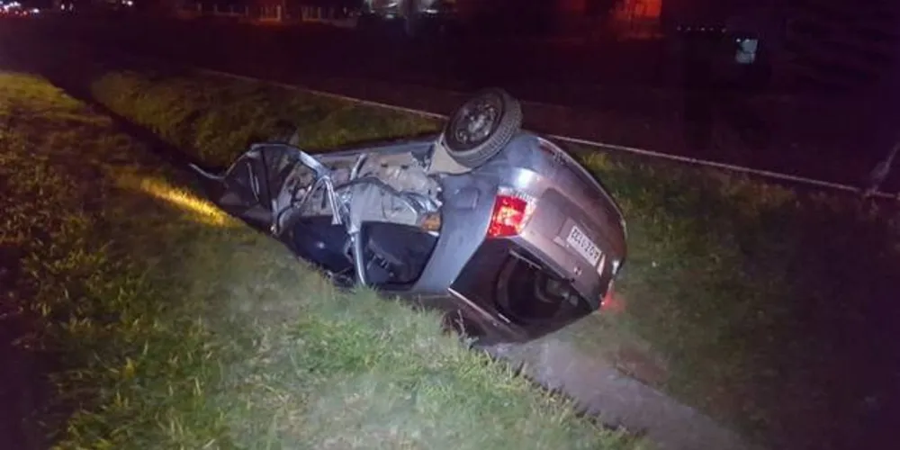 Imagem ilustrativa da imagem Carro capota na PR-151 e seis pessoas ficam feridas