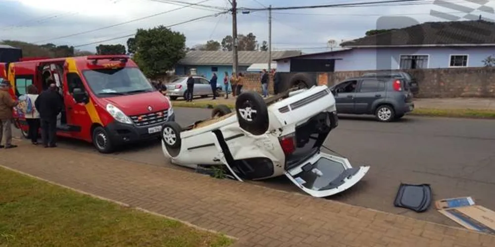 Imagem ilustrativa da imagem Após batida, carro capota em cruzamento de Oficinas