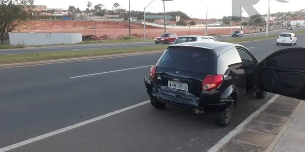 Imagem ilustrativa da imagem Motorista foge após bater na traseira de carro