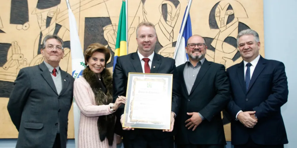 Imagem ilustrativa da imagem Diretor do Sicredi recebe título de cidadão honorário
