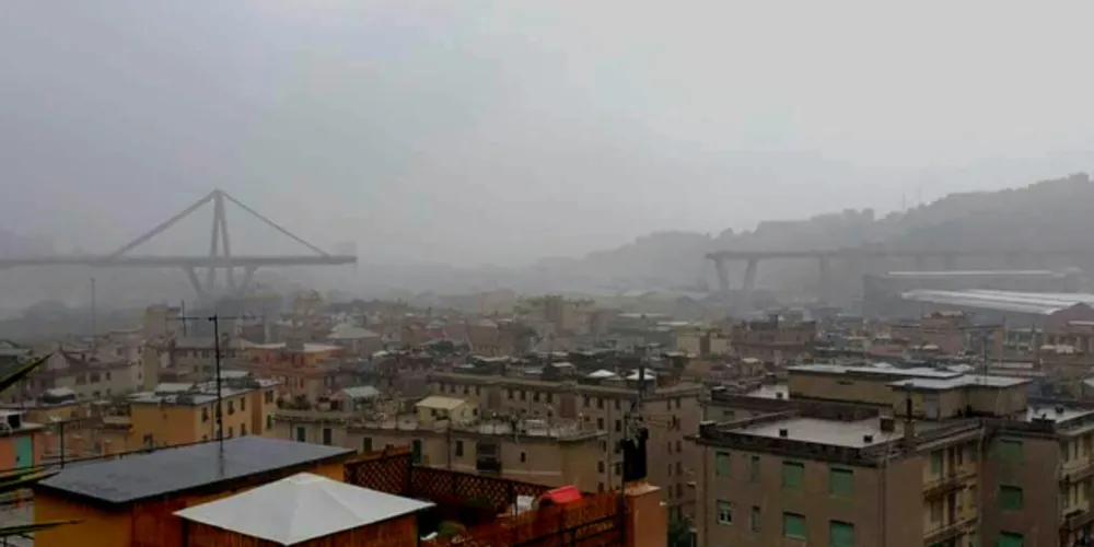Imagem ilustrativa da imagem Viaduto desaba em Gênova e carros caem no "vazio"