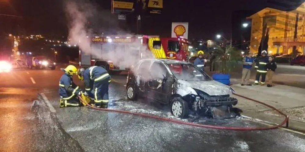 Imagem ilustrativa da imagem Carro pega fogo no meio da rua e assusta motoristas