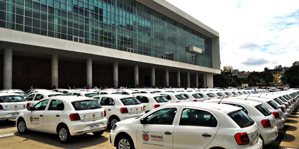Imagem ilustrativa da imagem Governo do PR restringe uso de carros oficiais e celulares