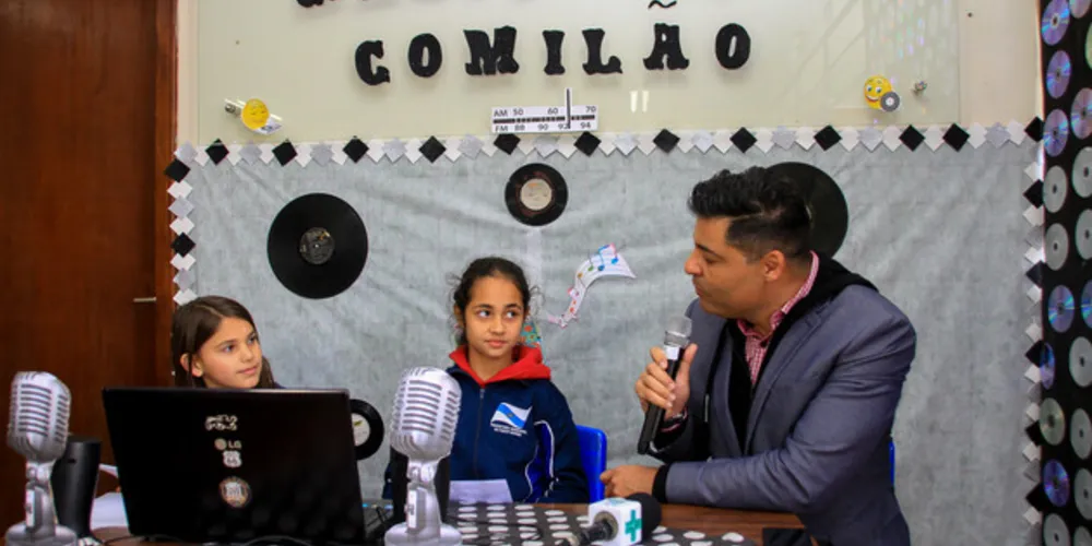 Imagem ilustrativa da imagem Alunos municipais entrevistam o prefeito em programa de rádio