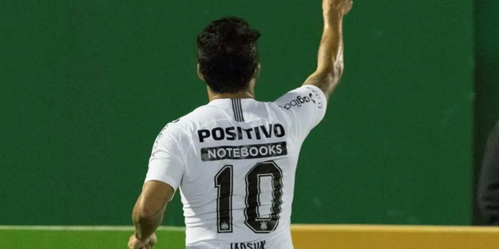 Imagem ilustrativa da imagem Corinthians bate Chapecoense e avança à semifinal