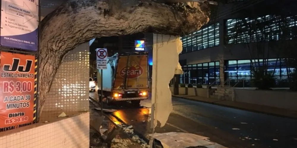 Fragmentos do compartimento fechado do veículo ficaram espalhados pela pista.