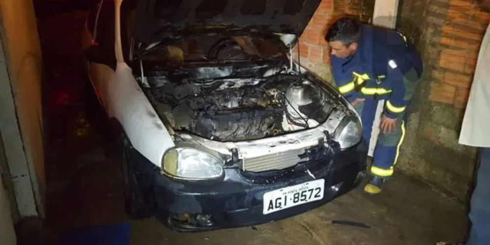 Imagem ilustrativa da imagem Incêndio destrói carro na garagem de casa
