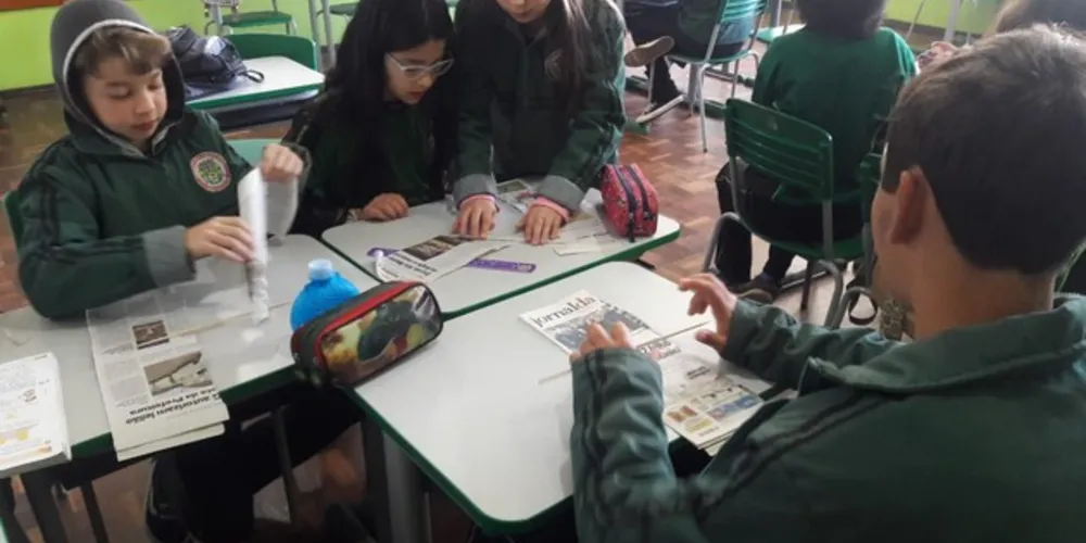 Imagem ilustrativa da imagem Reutilização de jornais traz trabalho artístico a 5º ano