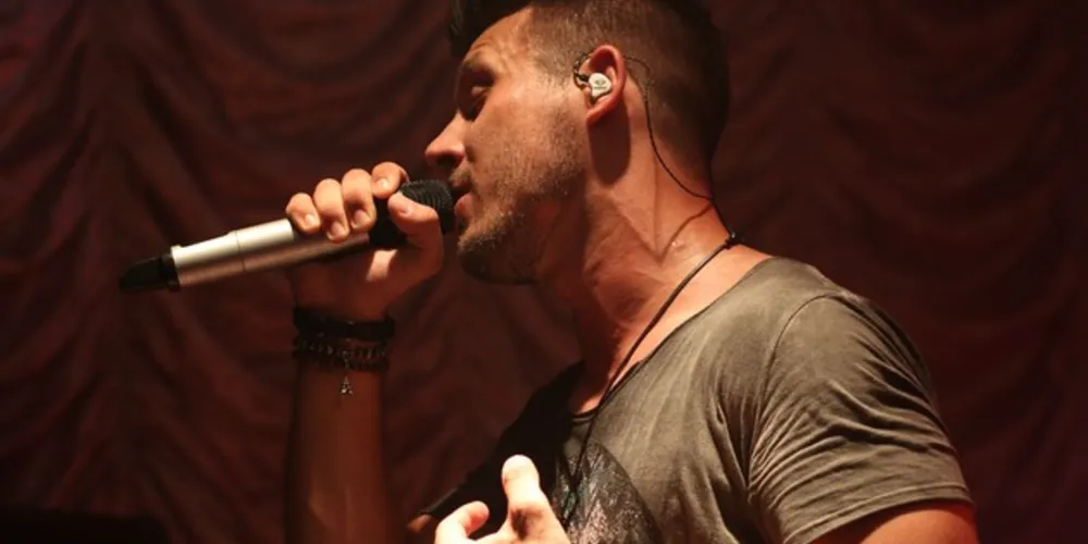 Cantor Carlos Junior grava neste sábado seu primeiro DVD ‘Chora em braile', ao vivo