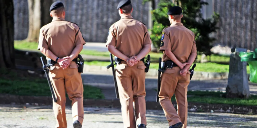 Assim como acontece em outras áreas escolares, acadêmicos exigem a presença de policiais perto da instituição