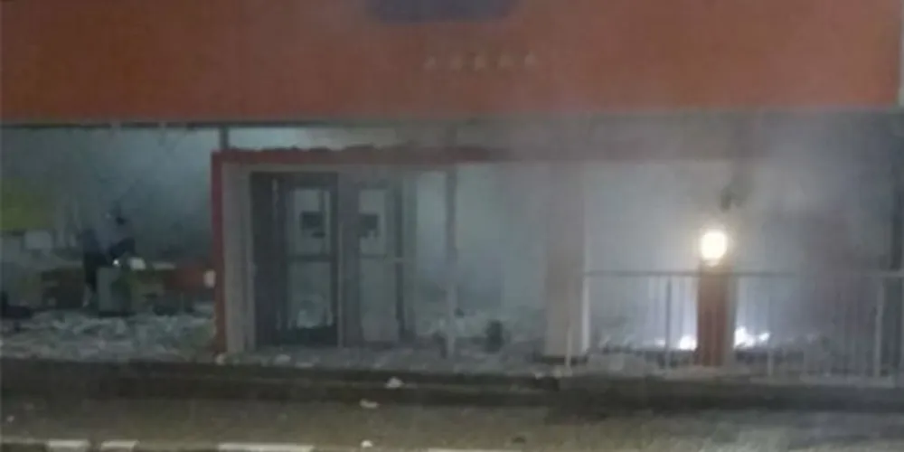 Imagem ilustrativa da imagem Quadrilha aterroriza cidade e explode agência bancária