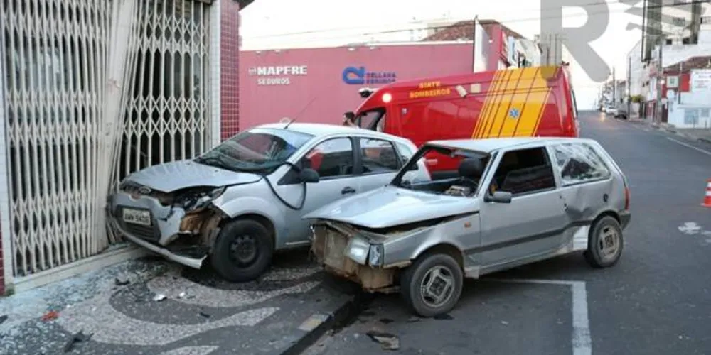 Imagem ilustrativa da imagem Carros vão parar na calçada após batida em cruzamento