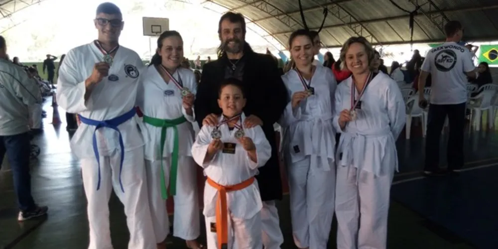 Imagem ilustrativa da imagem Academia de taekwondo traz medalhas de ouro para PG