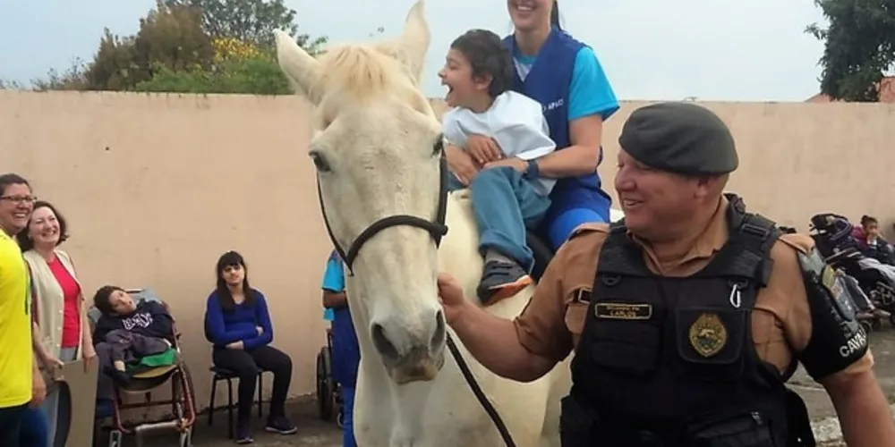 Imagem ilustrativa da imagem Crianças da APACD recebem visita da Cavalaria da PM
