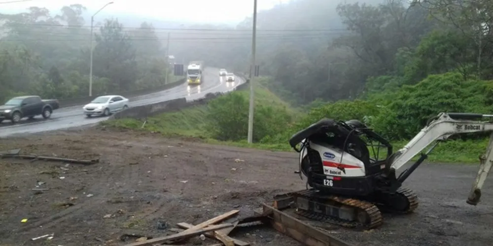 O acidente aconteceu no quilômetro 667,5 da BR-376, em Guaratuba, Litoral do Paraná.