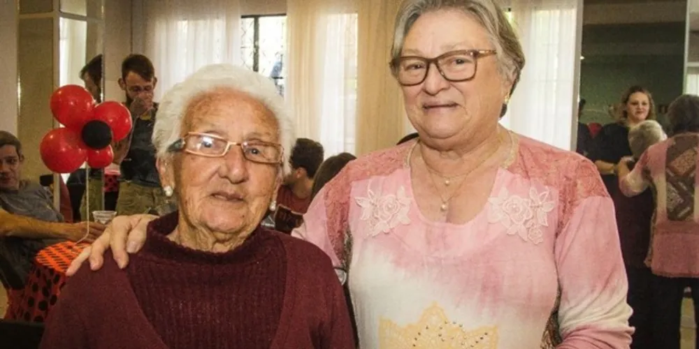 Dona Cecília com uma de suas filhas. A senhorinha completa 101 hoje (21)