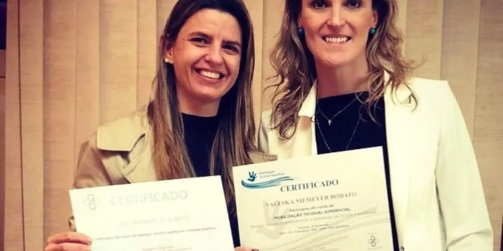 APERFEIÇOAMENTO - A fisioterapeuta Valeska Niemayer Bobato concluiu em Belo Horizonte o curso de Mobilização Tecidual Superficial. Valeska que trás em seu currículo inúmeros cursos e aperfeiçoamentos, tem se destacado em nossa cidade pelo belo e atual trabalho que tem feito junto à equipe Inpelle. No registro, Valeska e a amiga Juliana Botti.